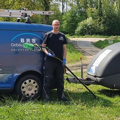 Kurzfristig einsatzbereit - Mitarbeiter vor Firmenwagen